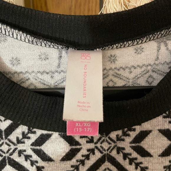 Women’s No Boundaries thin print winter/Christmas 3/4 sleeve sweater. - Picture 4 of 7